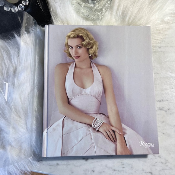 2017 Oleg Cassini The Wedding Dress Book - Picture 2 of 6